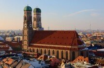 1280px-Frauenkirche_Munich_March_2013