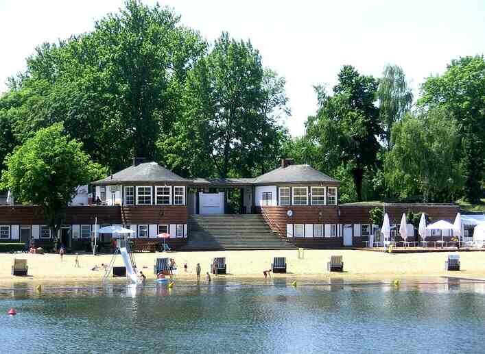 PLÖTZENSEE: Spontaneous raves and socialising in the sun at the lakeshore.